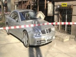 У Запоріжжі бетонний блок зруйнував дорогу автівку