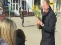 8 марта на центральной площади Сум раздавал тюльпаны городской голова, но за счет Зеленстроя