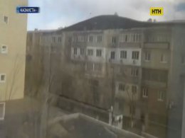 Скажений вітер залишив без дахів висотки в Казахстані