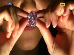 У Гонконзі за рекордну ціну продали рожевий діамант