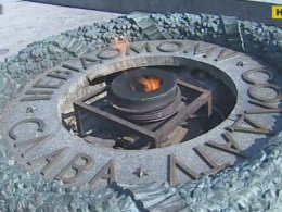 Вандалы испортили мемориал в честь погибших во Второй мировой войне в парке Вечной Славы в Киеве