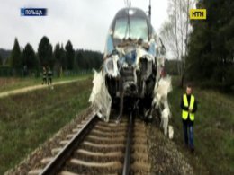 В Польше на переезде поезд врезался в грузовик