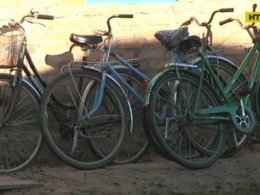 На Вінниччині мешканці одного з сіл проміняли сучасний транспорт на велосипеди