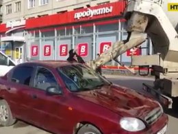 В Санкт-Петербурге мужчина залил автомобиль жены бетоном из-за фамилии!