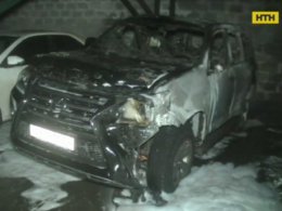 В Харькове на автостоянке сгорели дорогие автомобили