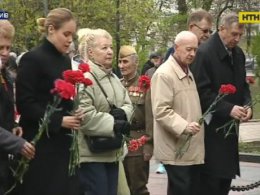 Члены ветеранских союзов возложили цветы к памятнику генералу Николаю Ватутину