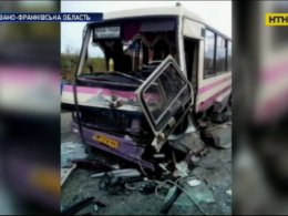 Кривава ДТП на Івано-Франківщині: "Рено" зіткнувся із рейсовим автобусом