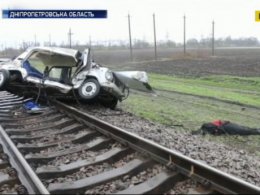 Моторошна аварія на залізничному переїзді: вантажний потяг протаранив "Жигулі"