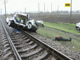 Під Кривим Рогом легковик вилетів на колії та потрапив під потяг