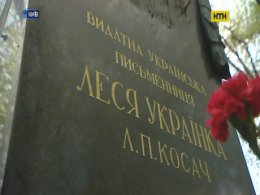 На столичном кладбище осквернили могилу Леси Украинки