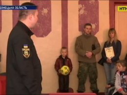 Першокласника з Краматорська, що знайшов на шкільному подвір'ї гранати, нагородили за сміливість і обачність
