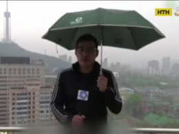 В Китае молния попала в журналиста во время прямого включения