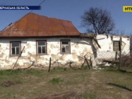 На Черкащині забутий всіма пенсіонер всю зиму провів у напівзруйнованому будинку