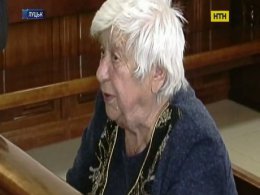У Луцьку опікуни намагаються вижити з квартири 95-річну жінку