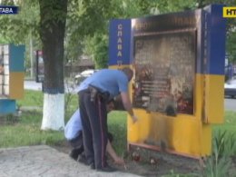 У Полтаві невідомі посеред дня підпалили дві стели загиблим військовим на Донбасі