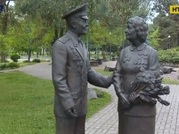 В столичном Парке Победы возложили цветы к единственному в Украине памятнику ветеранам