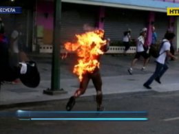 В Венесуэле мужчину подожгли живьем во время антиправительственных протестов