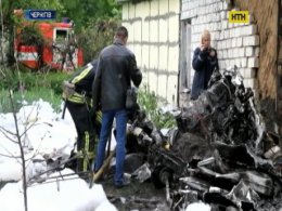 Одноместный самолет упал на дом в Черниговской области