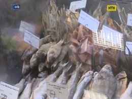 У столичних супермаркетах разом з таранькою продали ботулізм