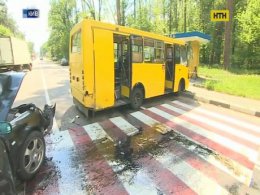 У Києві Ауді протаранила маршрутку на зебрі