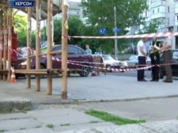 Жуткая авария в Херсоне: авто влетело в остановку и оторвало женщине ноги