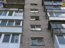 Патрульные чудом спасли студента, прыгнувшего с 8 этажа многоэтажки в Луцке