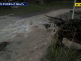 На Прикарпатті потужна злива накрила чотири населені пункти