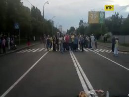 В Киеве протестовали жители многоэтажки без удобств