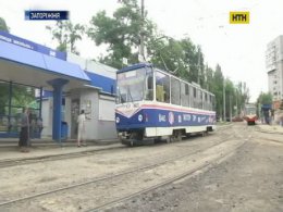 Неадекватные пассажиры жестоко избили женщину-водителя запорожского трамвая