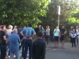 Одесити бунтують: жителі вулиці Хуторської перекрили дорогу, щоби нею не їздили вантажівки