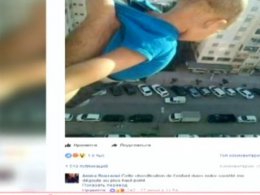 Ради популярности и лайков в Фейсбуке отец чуть не выбросил маленького сына с 15 этажа!