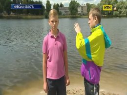 Школярі врятували бабусю з онукою на ставку під Києвом, один хлопчик загинув