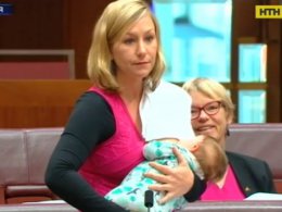 В Австралии женщина-депутат покормила дочь грудью прямо во время выступления в парламенте