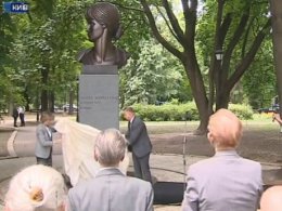 В честь 128-го дня рождения Анны Ахматовой в Киеве открыли памятник поэтессе