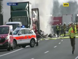 У Німеччині пасажирський автобус перетворився на вогняну пастку