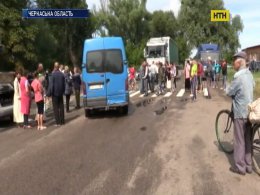 На Черкащині люди перекрили дорогу, бо вантажний рух руйнує їхні будинки