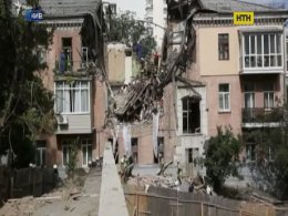 Кияни, чиї квартири зруйновані після вибуху, тісняться в гуртожитку