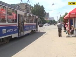 У Запоріжжі просто на зупинці трамваю підстрелили жінку