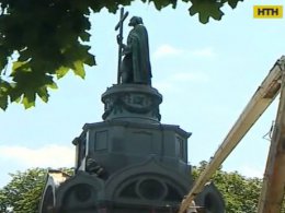 У Києві почали давати лад пам'ятнику князю Володимиру в центрі столиці - на Володимирській гірці