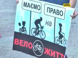 "Тимчасово померлі велосипедисти" - у Херсоні пройшла акція на захист водіїв двоколісних