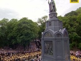 100 тисяч вірян із різних куточків України та з-за кордону прийшли до Володимирської гірки вклонитися чудотворним іконам
