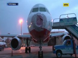 Українські пілоти врятували потрощений градом літак