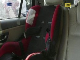 Не залишайте дітей у машині в спеку!