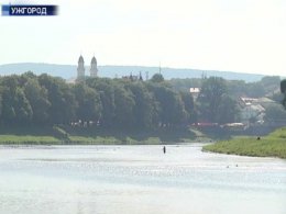 Из-за аномальной жары на Закарпатье на час сокращают рабочий день