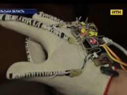 19-летняя выпускница тернопольского колледжа создала устройство-перчатку, которая озвучивает язык жестов