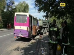 У Луцьку маршрутка врізалася в КамАЗ