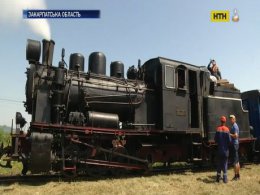 На Закарпатье туристы могут путешествовать на старинном поезде
