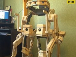 Запорожский мастер роботов разработал прототип экзо-скелета, который может помочь больным становиться на ноги