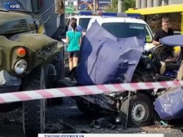 "Москвич" з арсеналом зброї врізався у вантажівку на мосту Патона у Києві