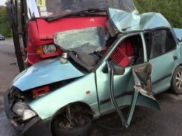 Одна людина загинула внаслідок зіткнення пасажирського автобуса та легковика на Вінниччині